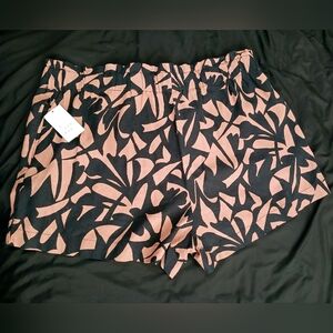 High-waisted black-brown pull-on longish style shorts